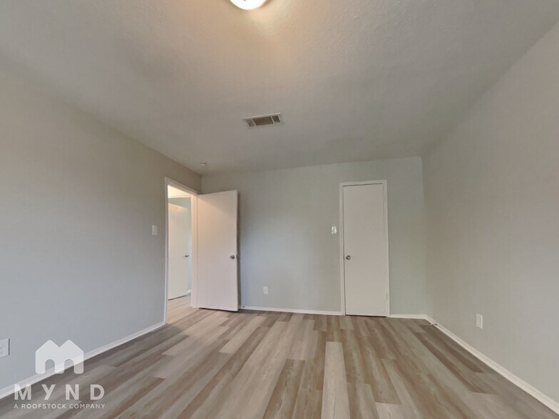 Building Photo - 6607 Escondido Dr