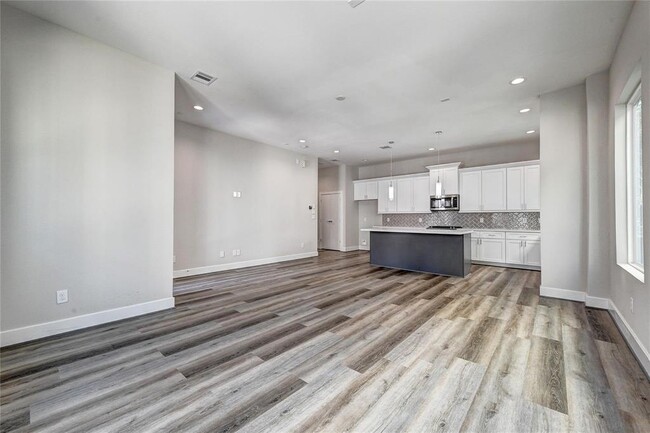 Building Photo - 3362 Pinemont Dr