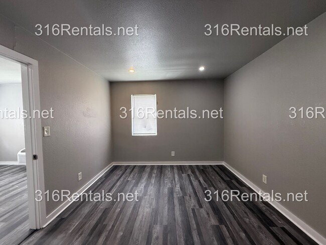 Building Photo - $595 - Available NOW! Beautiful 1 bedroom/ 1 bathroom Duplex