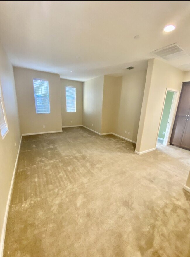 Building Photo - Beautiful and Sunny Home in Roseville Awaits!