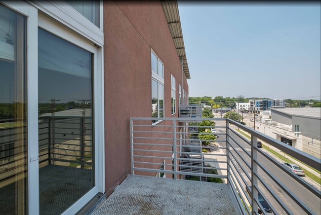 Building Photo - Prime location with City Views!!