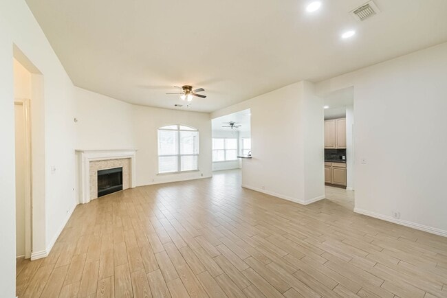 Building Photo - Light and Bright Ready for Immediate Move In!