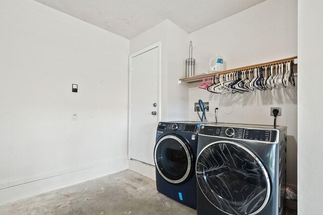 Building Photo - 4498 Dogwood Cir
