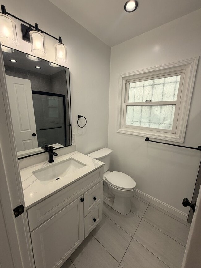 Building Photo - Move in ready -Cute and cozy 1 br house with bonus rooms