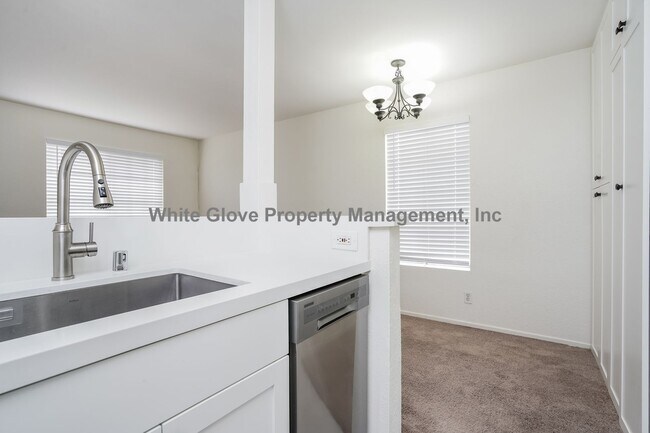 Building Photo - Charming Studio Condo with Garage in Desirable Las Palmas Community