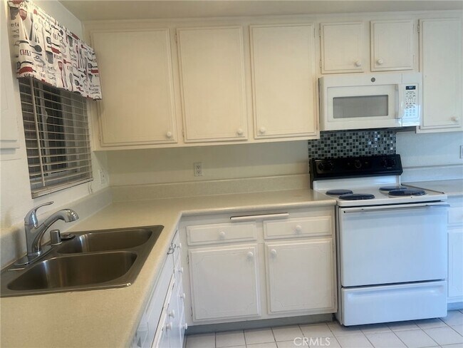 Building Photo - 3111 Via Serena S