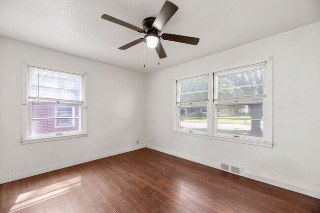 Building Photo - 1st MONTH FREE RENT! Charming 3 Bed 1 Bath In Quiet Neighborhood