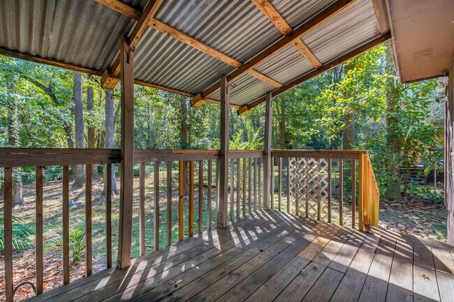 Building Photo - Townhome Off The Parkway