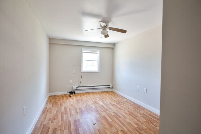 Building Photo - 1554 Beverly Rd