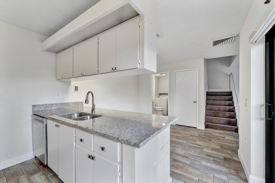 Building Photo - 557 Green Springs Pl