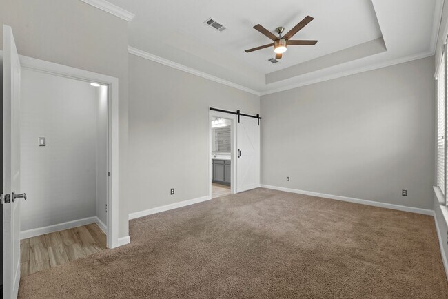 Building Photo - Come visit this beautiful home in the gate...
