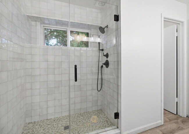 Building Photo - 13811 Stone Hollow