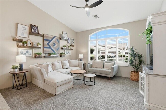 Building Photo - 1909 E Coral Tree Dr