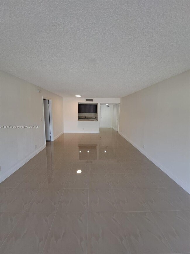 Building Photo - 240 Lakeview Dr