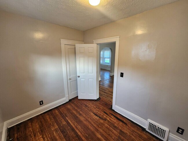 Building Photo - 2231 W 104th St