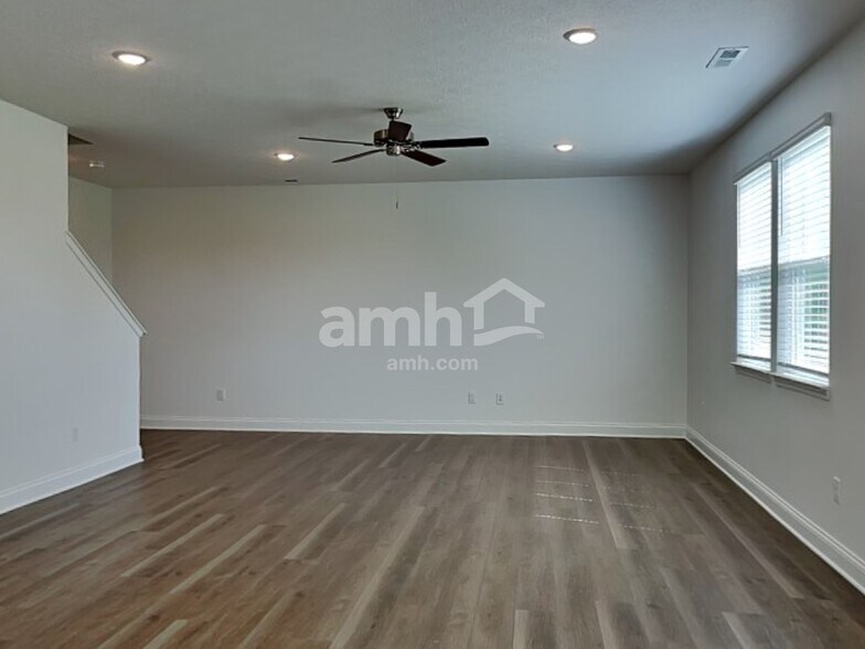 Building Photo - 1112 Heritage Blvd