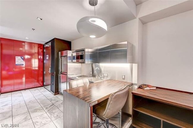 Building Photo - Palms Studio w/ Strip View & BALCONY ACCES...