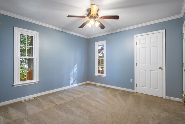 Building Photo - Stunning 3 Bedroom Home AVAILABLE NOW!