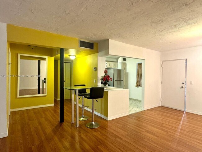 Building Photo - 2841 Somerset Dr