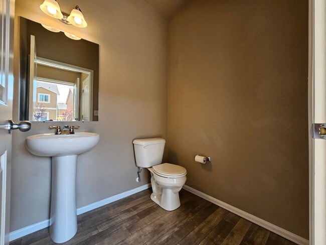 Building Photo - 3 bed-3 bath Townhome with AC!!!