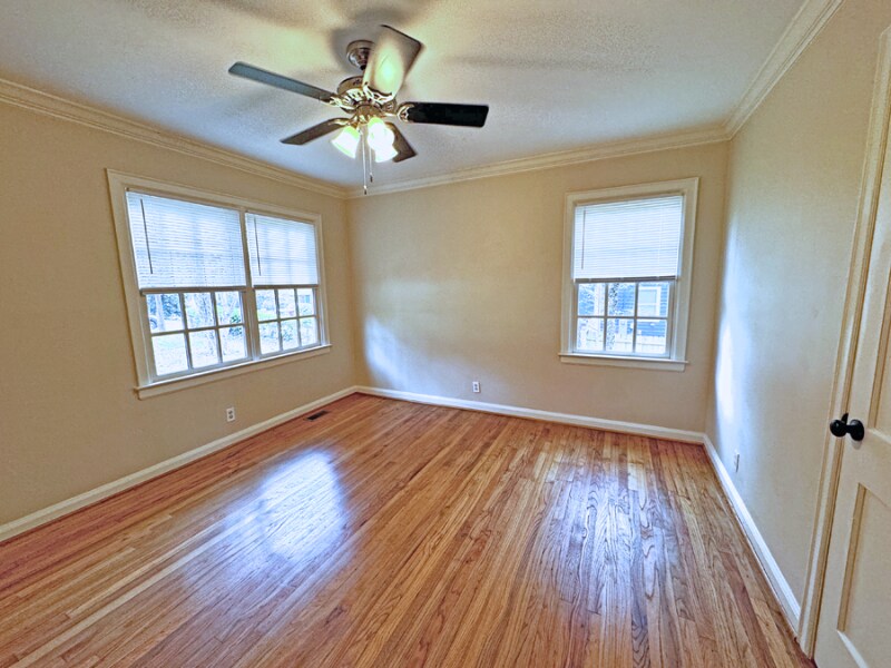 Building Photo - 1387 Midview Dr