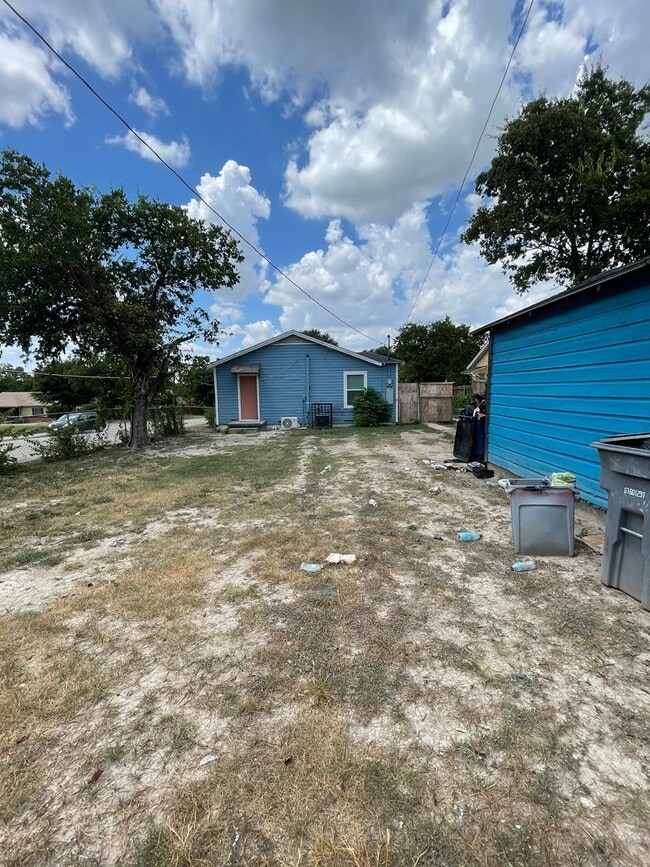 Building Photo - Cute 2 bed/1 bath House Steps Away from Park