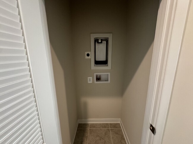 Building Photo - 3 Bed / 2.5 Bath Brand New Townhouse (Avai...