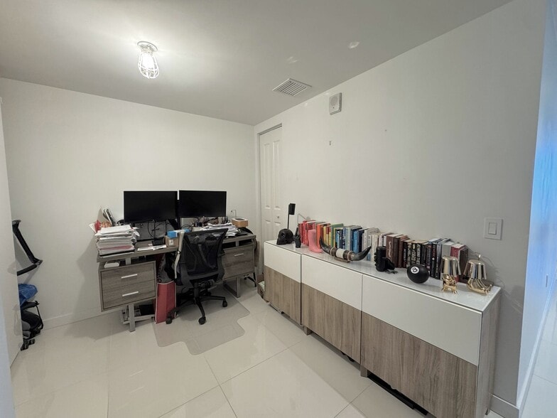 Building Photo - 1600 NE 1st Ave