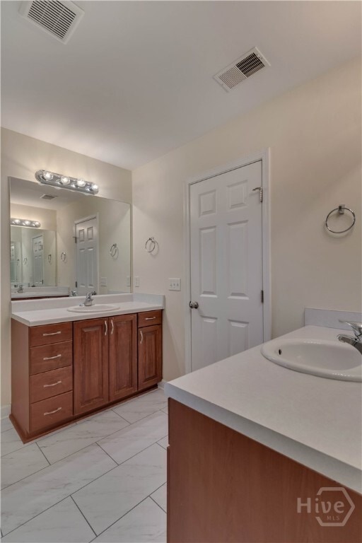 Building Photo - 650 Summer Hill Way