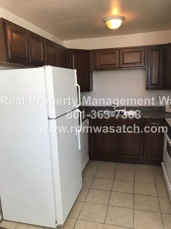 Building Photo - Check out This Cute 2 Bedroom 1 Bath SLC Condo!