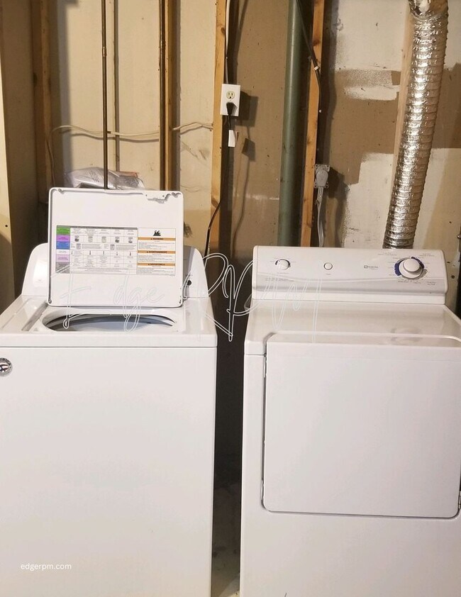 Building Photo - Now leasing for May 2026! Four Bed/One Bath