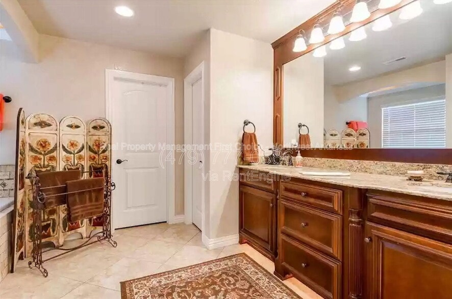 Building Photo - 2705 SW Glenn Ridge Rd