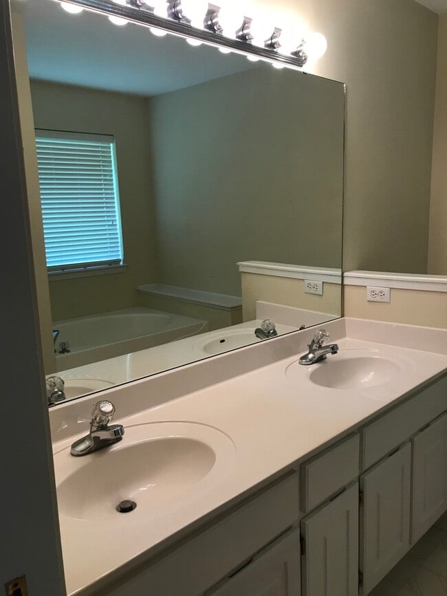 Building Photo - Great Bluewater Bay Location!