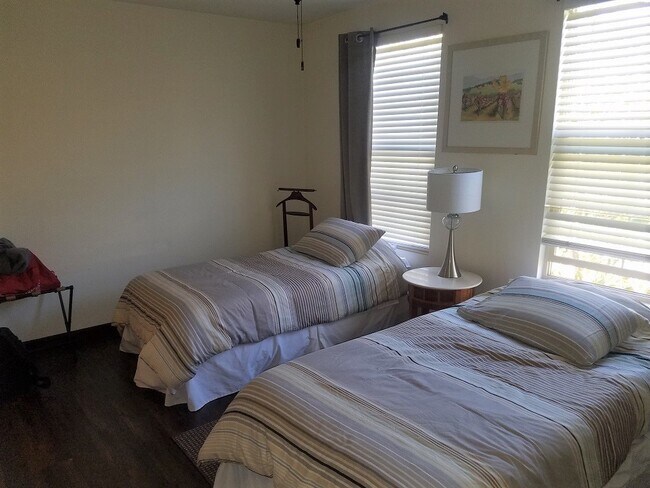 Building Photo - 2 Bedroom with an office!!