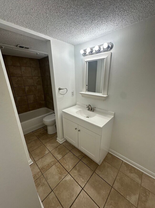 Building Photo - 1725 Ridge Oak Pl