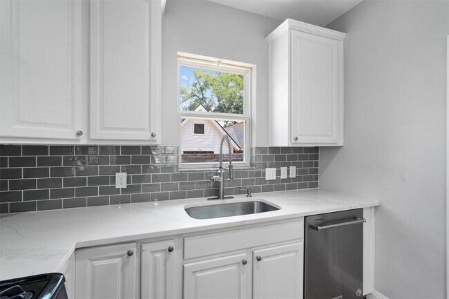 Building Photo - 1102 Woodland Ave