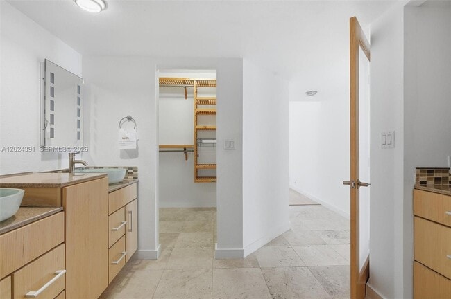Building Photo - 520 Brickell Key Dr