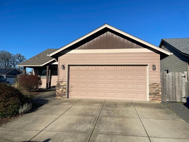 Building Photo - Dont miss out on this charming four bedroom home!