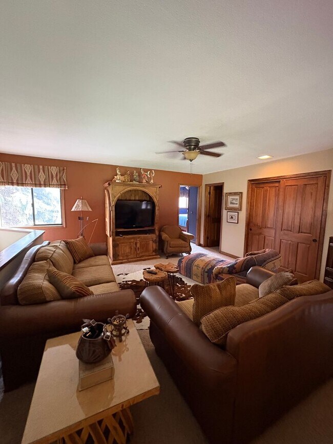 Building Photo - Vacation Rental: Golf Course Views Country Club Townhome