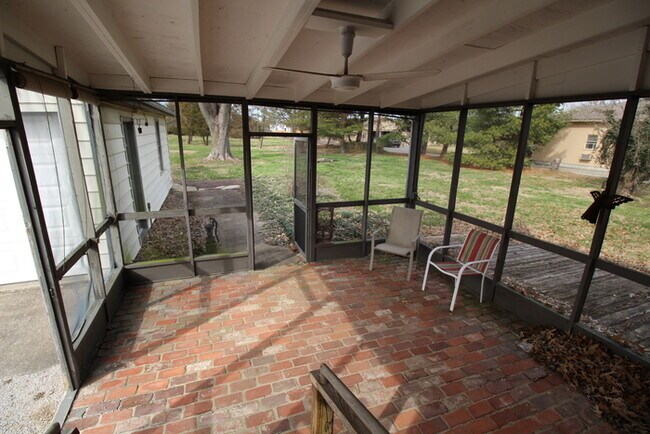 Building Photo - Three bedroom home off S Pope Lick Rd