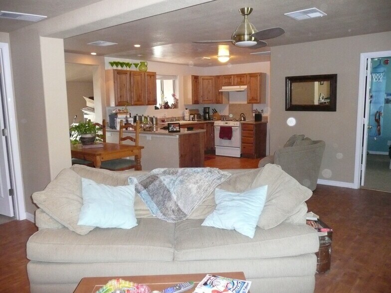 Building Photo - 1017 E Roma Ave