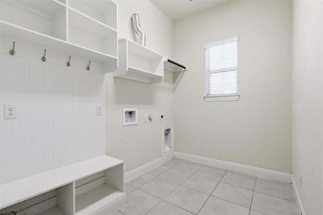 Building Photo - 3800 Empire Cv