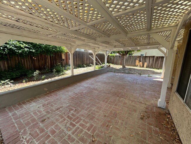 Building Photo - Spacious 4 Bedroom 2.5 Bath Home Antioch