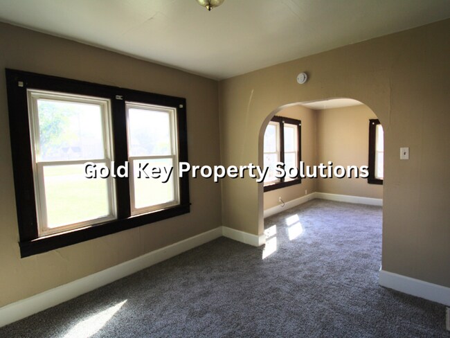 Building Photo - Spacious 2 BR 1 BA House with Nice Covered...