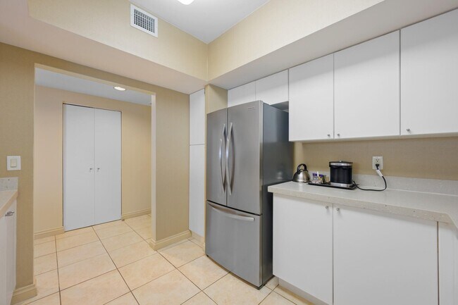 Building Photo - 17375 Collins Ave