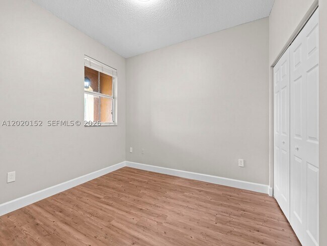 Building Photo - 1049 NE 42nd Ave