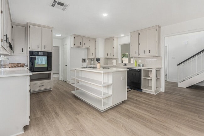 Building Photo - 4334 Lake Grove Dr