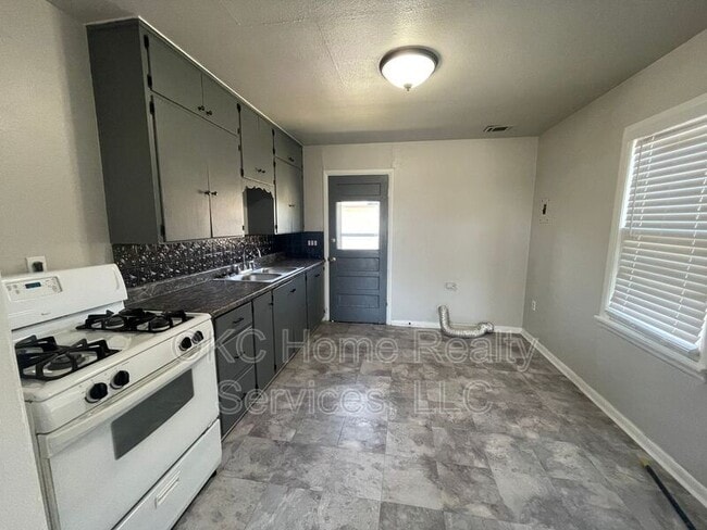 Building Photo - 137 SE 1st St