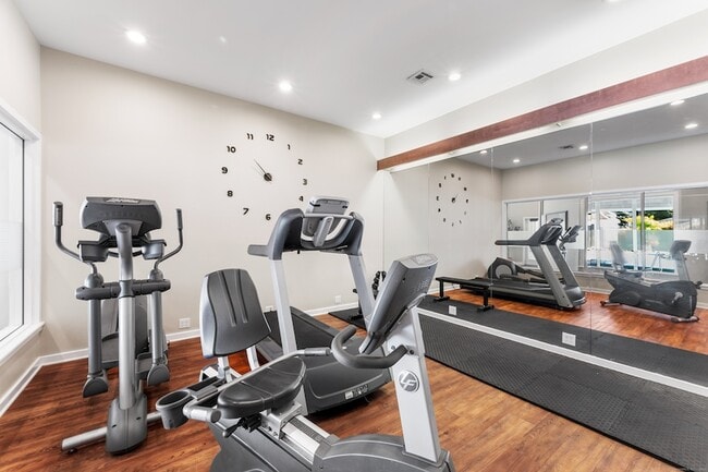 Building Photo - 2124 Old Pond Ln