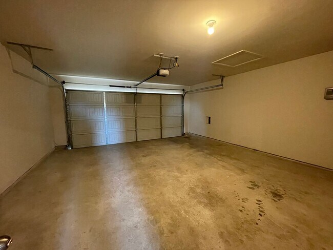 Building Photo - Gorgeous 3 bedroom | 2.5 bath home in great location!